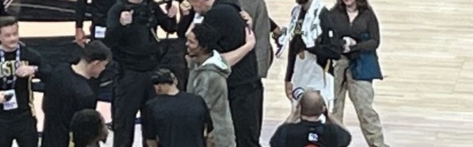 世界杯客户端升级-一起拿过冠军！波尔津吉斯赛后与豪泽、塔图姆、怀特寒暄